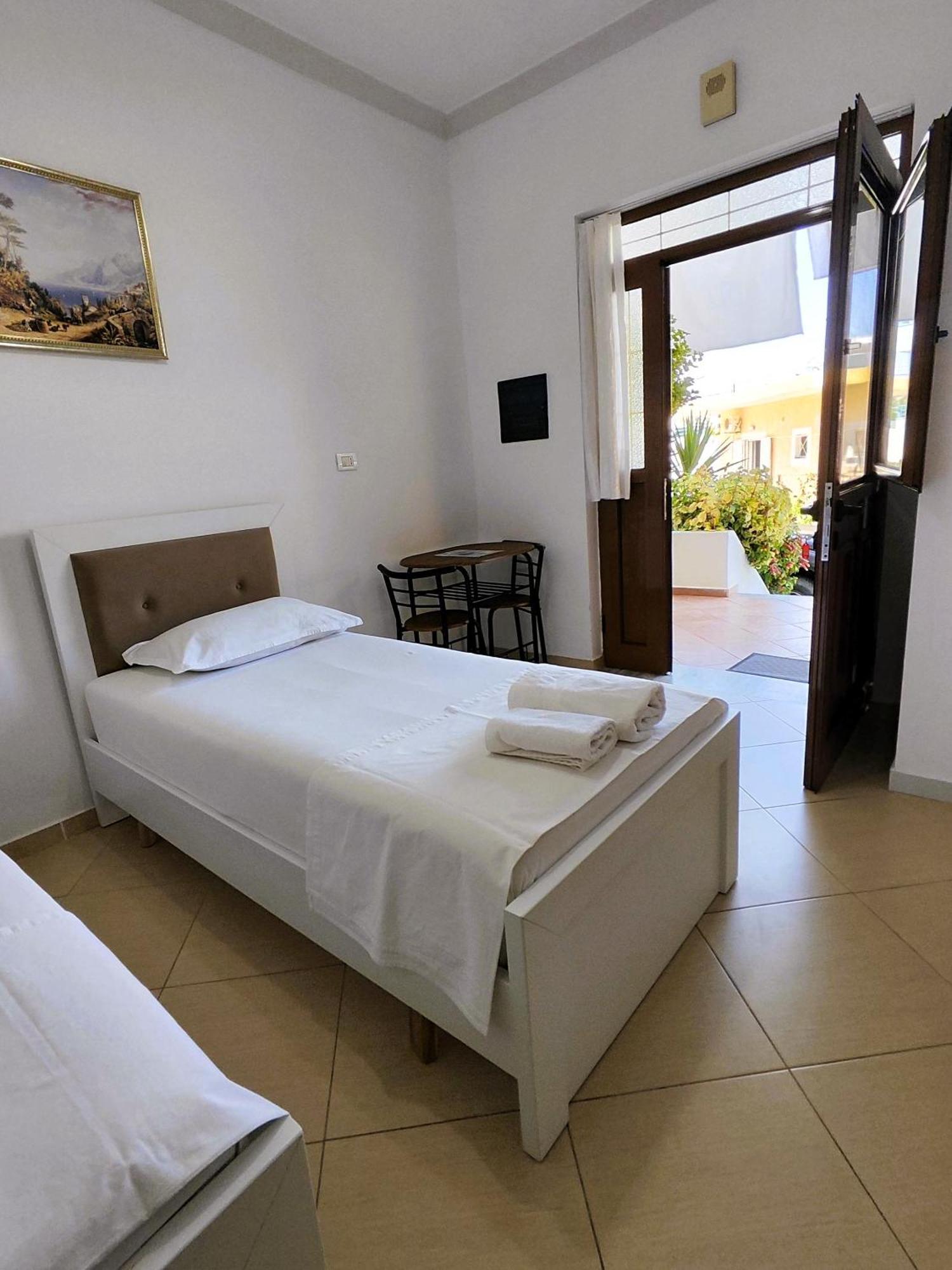 Hola Rooms Ксамил Екстериор снимка