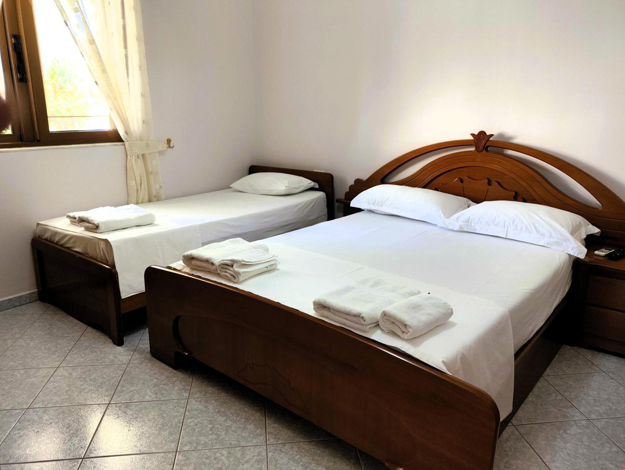 Hola Rooms Ксамил Екстериор снимка